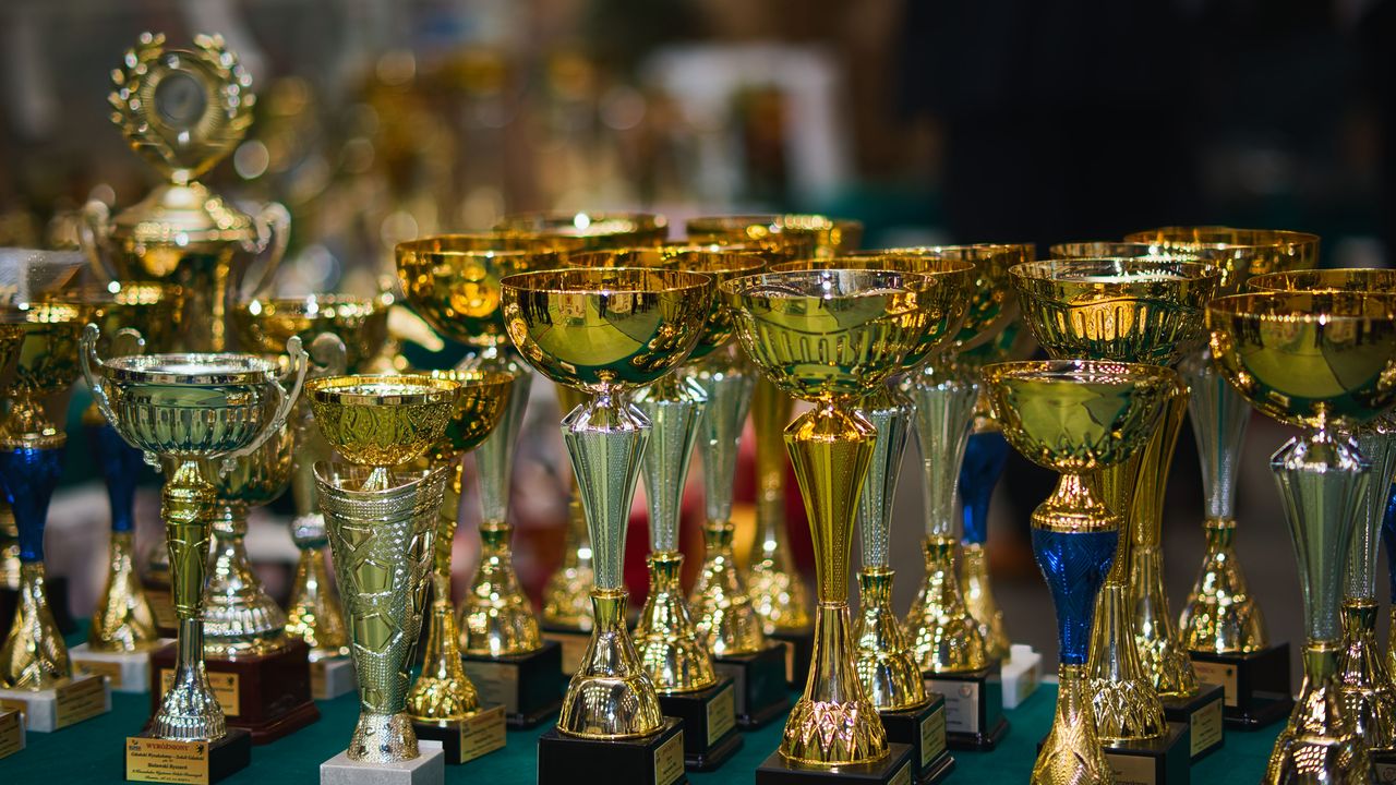 Voetbaltrofee in de schijnwerpers tijdens een prijsuitreiking