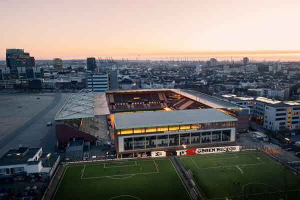 Eurobiljetten bij een voetbalstadion, sfeerbeeld bij de duurste aankopen van Ajax