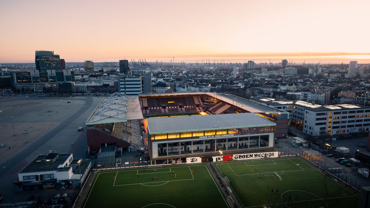 Eurobiljetten bij een voetbalstadion, sfeerbeeld bij de duurste aankopen van Ajax