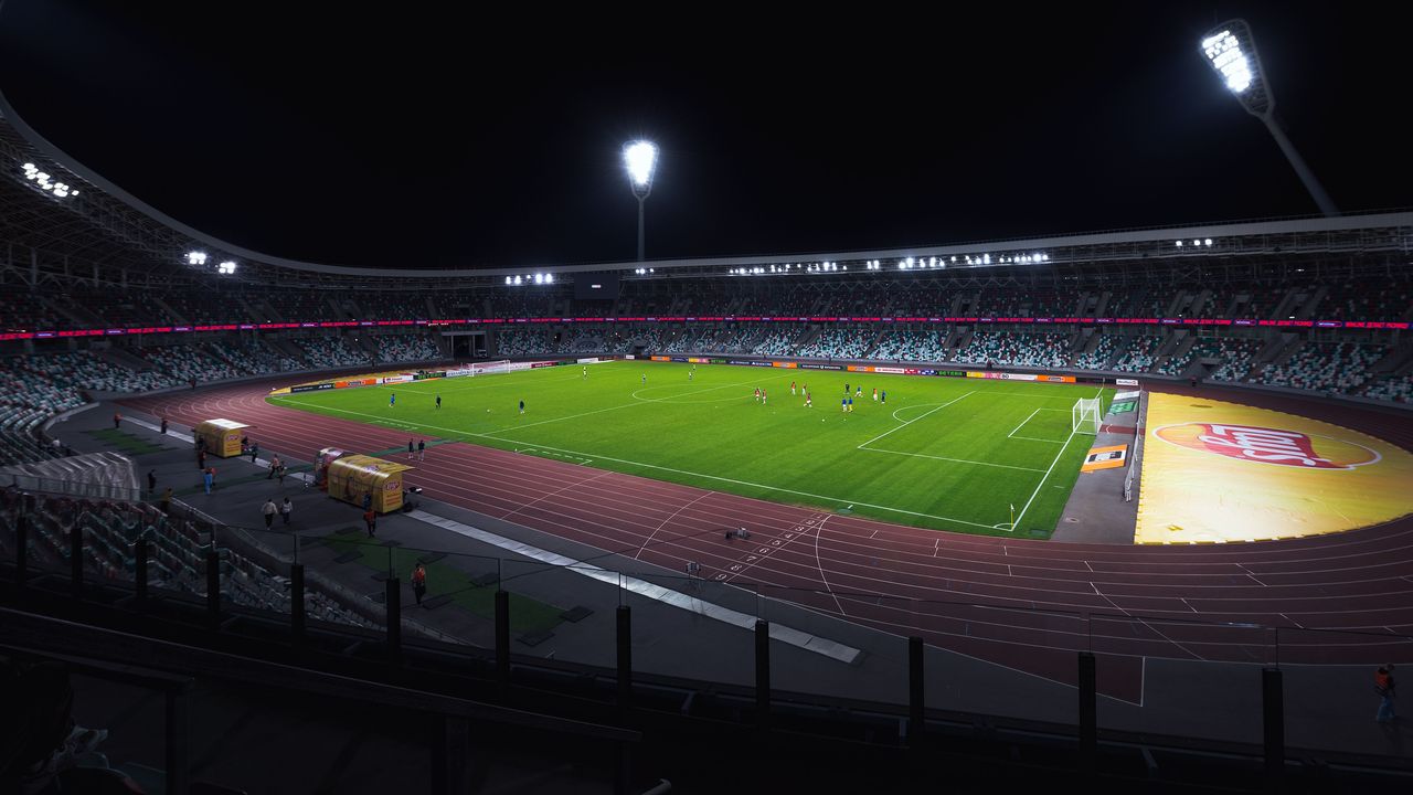 Het Ajax programma: verlicht voetbalstadion bij avond
