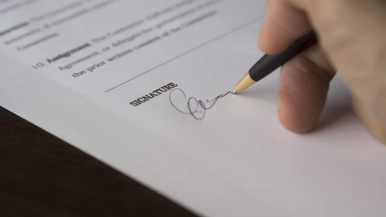 Voetbal en contract, sfeerbeeld bij de transfers van Ajax
