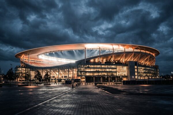 Het AZ programma: verlicht voetbalstadion bij avond