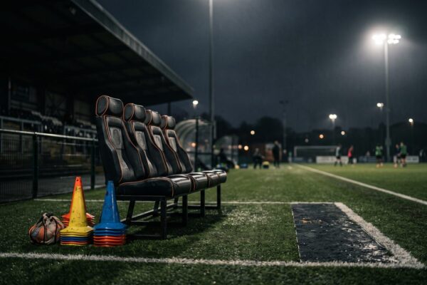Een lege trainersbank langs een voetbalveld, sfeerbeeld bij de trainers van AZ