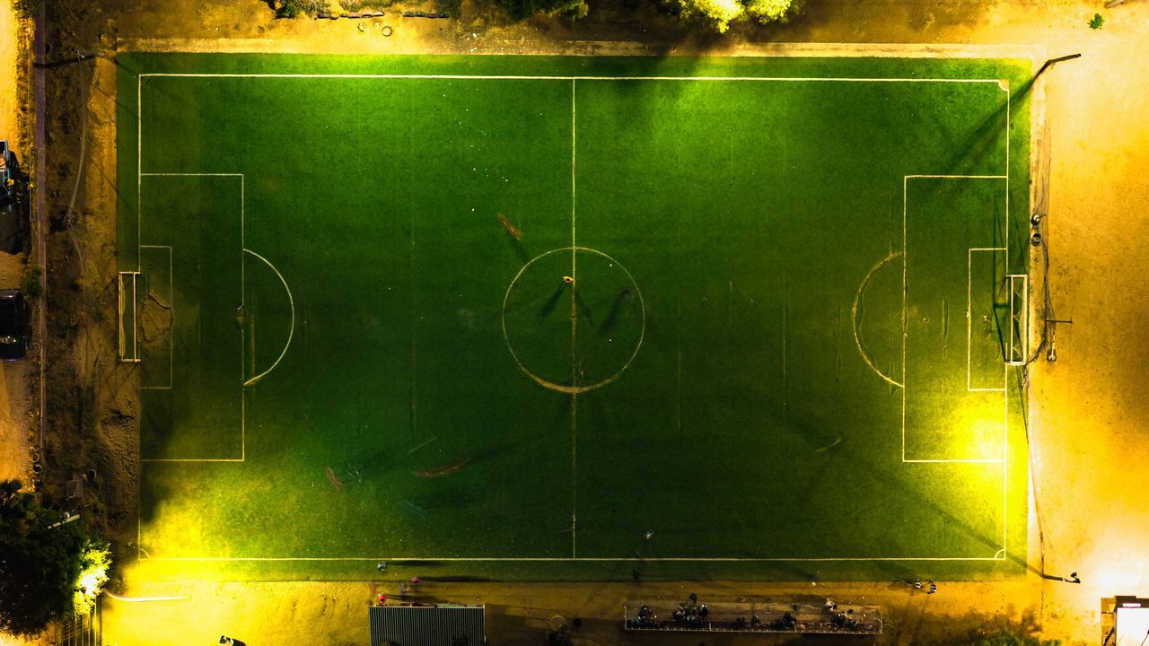 Het Cambuur programma: een verlicht voetbalveld in de avond