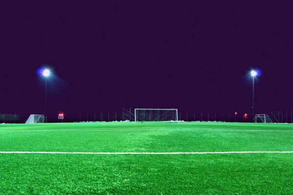 Het FC Groningen programma: een verlicht voetbalveld bij avond