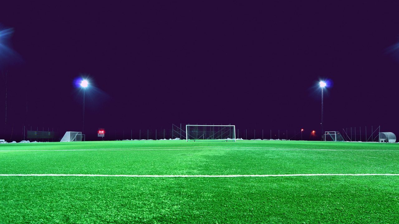 Het FC Groningen programma: een verlicht voetbalveld bij avond