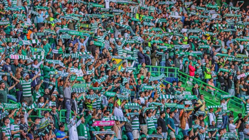 Voetbalstadion met publiek, sfeerbeeld bij de selectie van FC Groningen