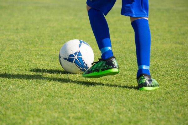 Voetbalschoenen en een contract, sfeerbeeld bij de transfers van FC Groningen