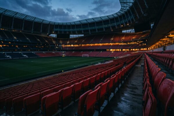 Rode stoeltjes in een groot voetbalstadion bij schemer, sfeerbeeld bij de selectie van FC Twente