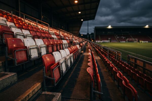 Rode en witte stoeltjes in een compact voetbalstadion bij schemer, sfeerbeeld bij de selectie van FC Utrecht