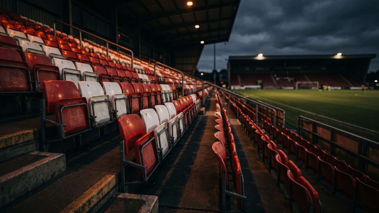 Rode en witte stoeltjes in een compact voetbalstadion bij schemer, sfeerbeeld bij de selectie van FC Utrecht