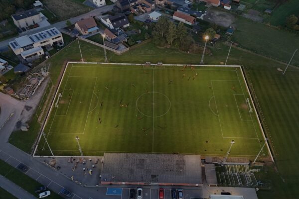 Het Go Ahead Eagles programma: een verlicht voetbalveld in de avond