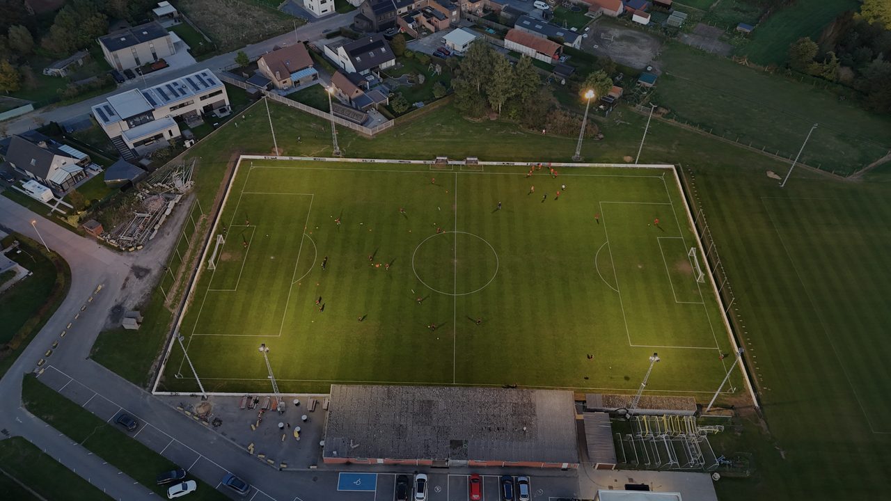 Het Go Ahead Eagles programma: een verlicht voetbalveld in de avond