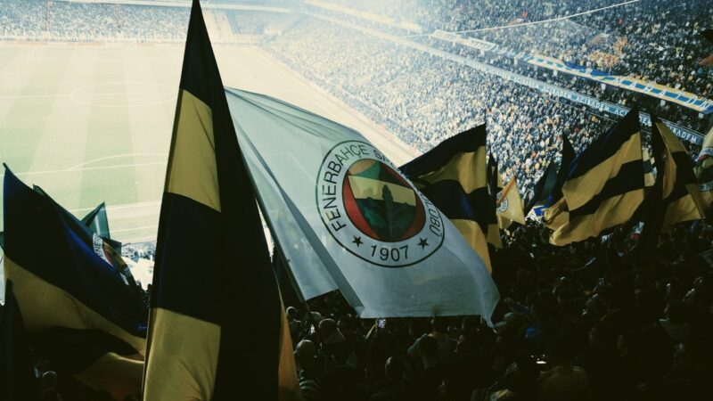 Voetbalpubliek met vlaggen, sfeerbeeld bij de IJsselderby