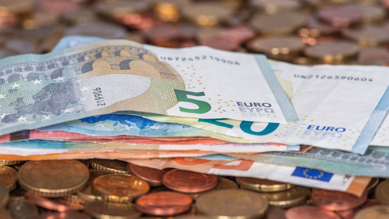 Eurobiljetten bij een voetbal, sfeerbeeld bij de duurste aankopen van NEC
