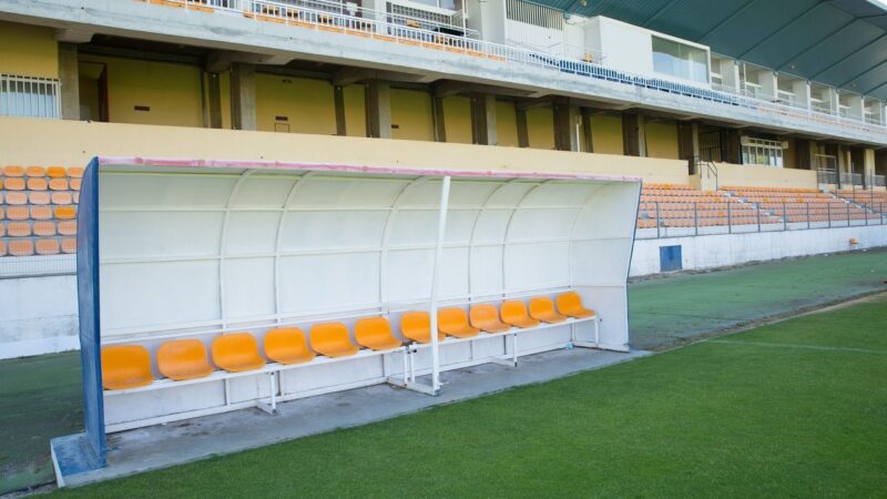 Een lege trainersbank langs een voetbalveld, sfeerbeeld bij de trainers van NEC