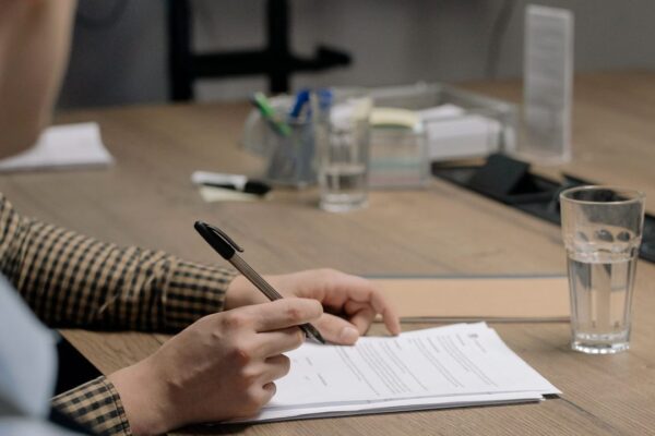 Voetbal en contract op een tafel, sfeerbeeld bij de transfers van NEC