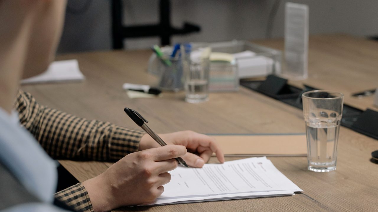 Voetbal en contract op een tafel, sfeerbeeld bij de transfers van NEC