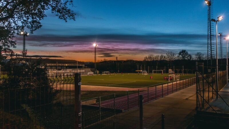 Het PEC Zwolle programma: een verlicht voetbalveld in de avond