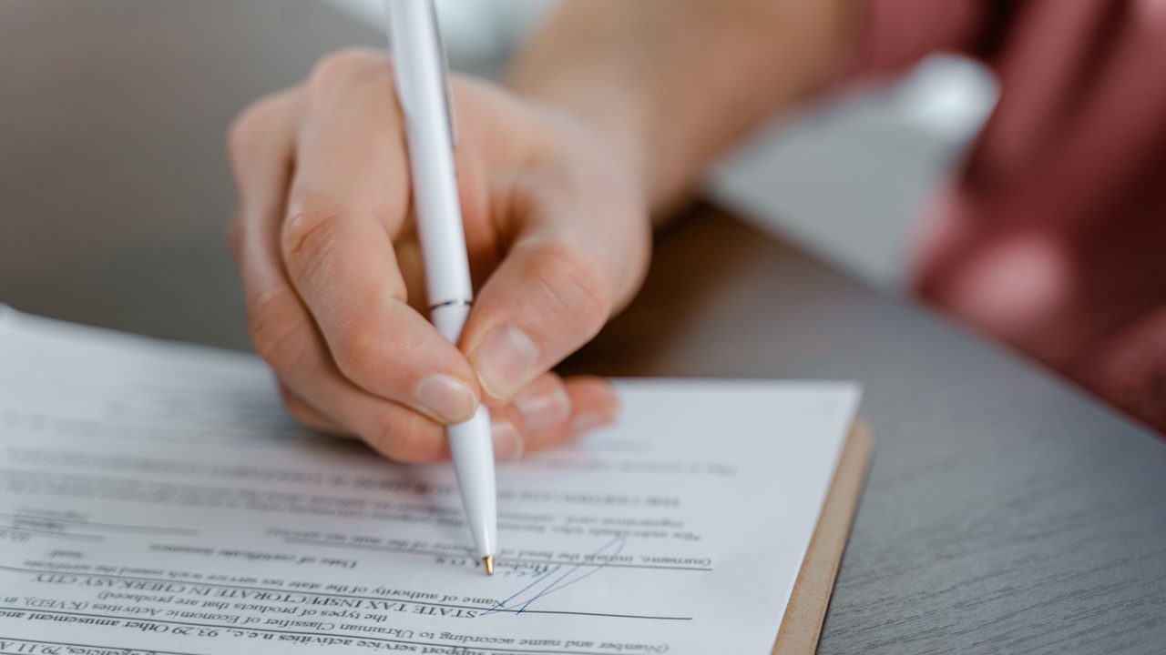 Handtekening onder een contract, sfeerbeeld bij de transfers van PEC Zwolle