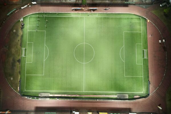 Het PSV programma: verlicht voetbalstadion bij avond