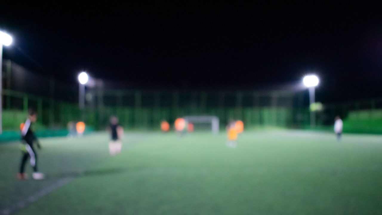 Het Sparta programma: een verlicht voetbalveld in de avond