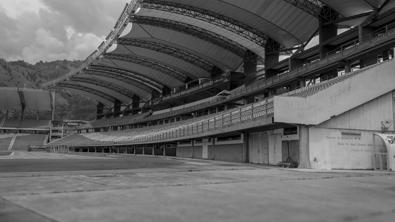 Karakteristieke oude stadiontribune, sfeerbeeld bij de selectie van Sparta Rotterdam