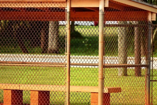 Een lege trainersbank langs een voetbalveld, sfeerbeeld bij de trainers van Sparta Rotterdam