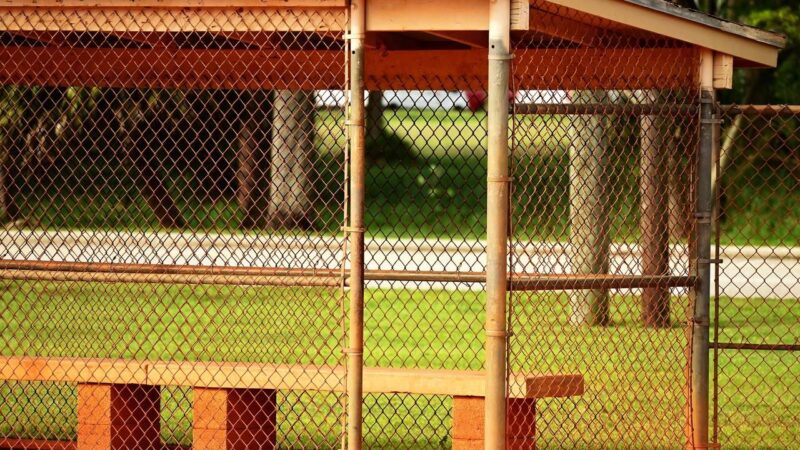 Een lege trainersbank langs een voetbalveld, sfeerbeeld bij de trainers van Sparta Rotterdam