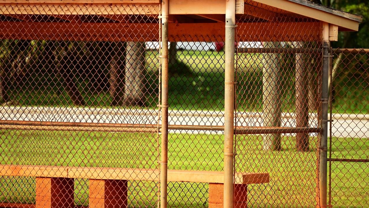 Een lege trainersbank langs een voetbalveld, sfeerbeeld bij de trainers van Sparta Rotterdam