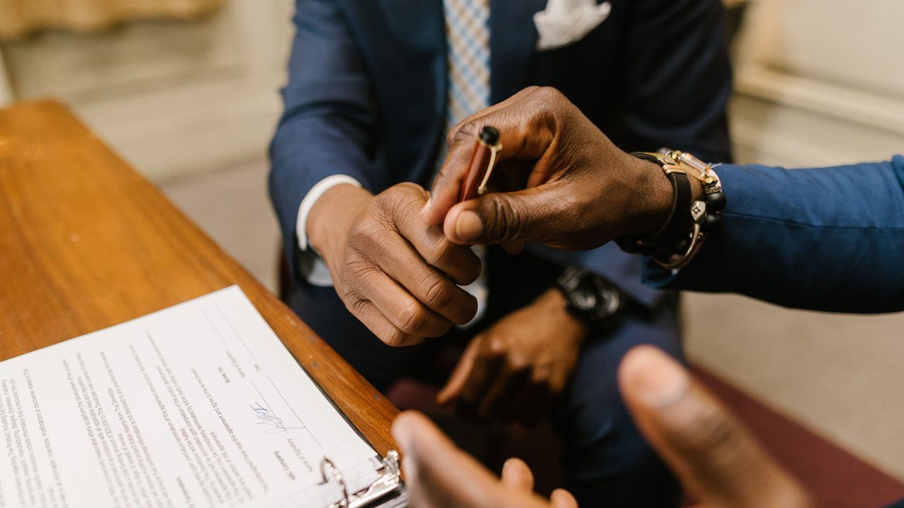 Contract en pen op een tafel, sfeerbeeld bij de transfers van Sparta Rotterdam