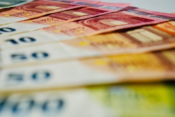 Uitgewaaierde eurobiljetten van verschillende waarden, symbool voor het fortuin van een topvoetballer