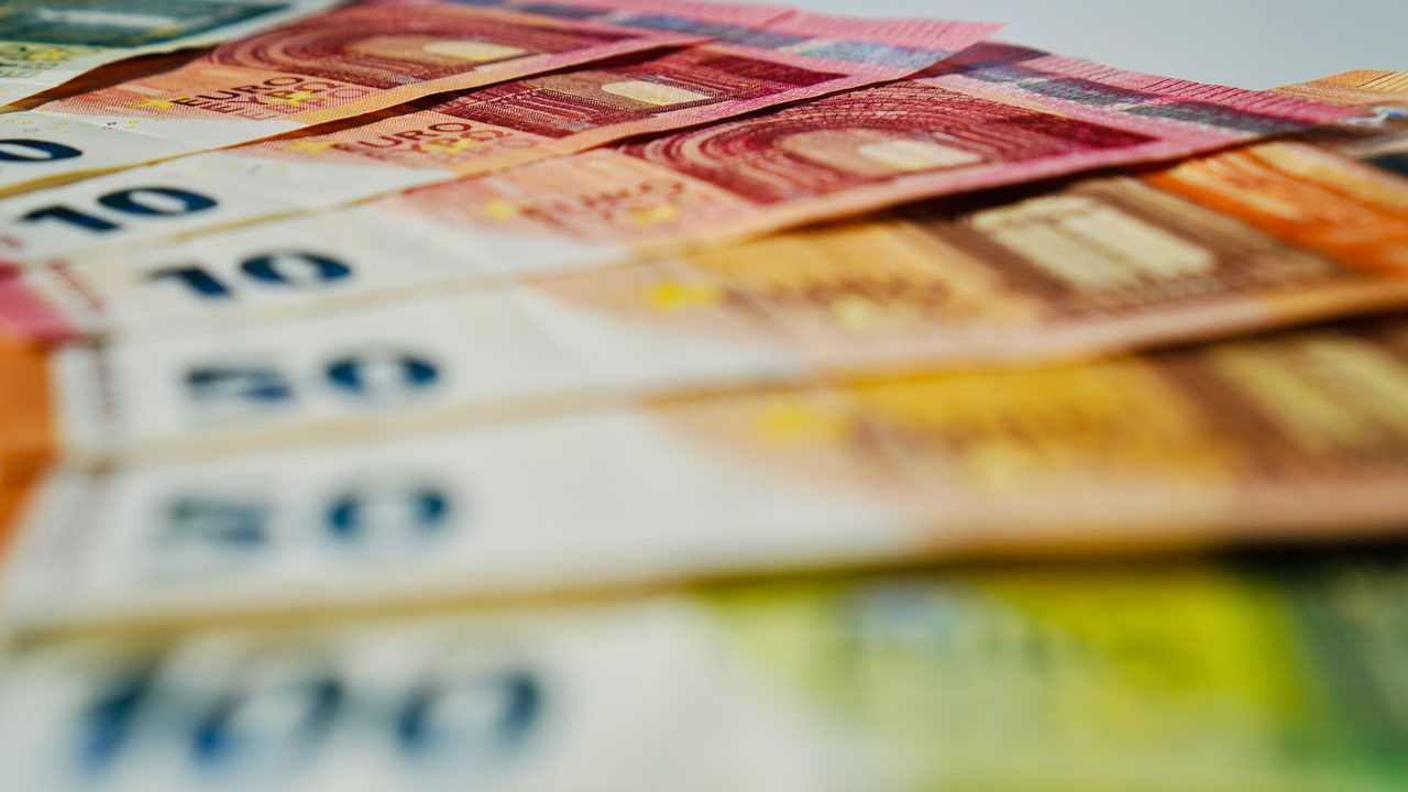 Uitgewaaierde eurobiljetten van verschillende waarden, symbool voor het fortuin van een topvoetballer