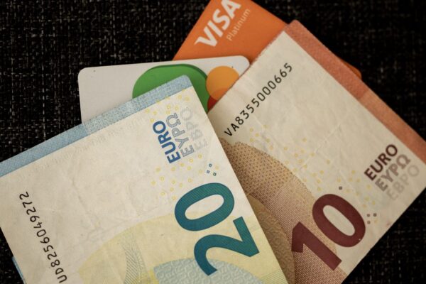 Eurobiljetten en betaalpassen op een donkere ondergrond, symbool voor het vermogen en de verdiensten van een profvoetballer