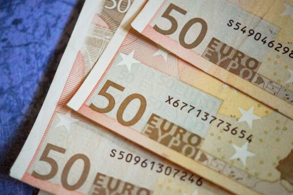Biljetten van vijftig euro op een donkere ondergrond, symbool voor het salaris van een voetbalbestuurder