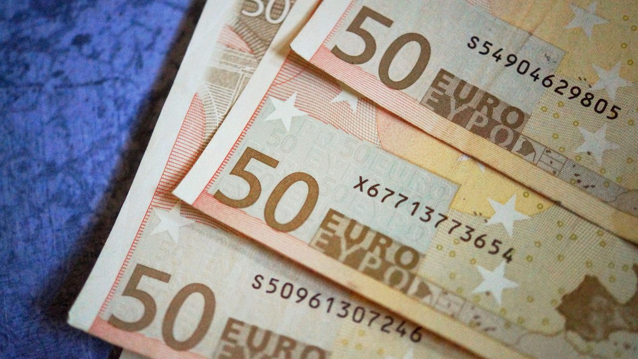 Biljetten van vijftig euro op een donkere ondergrond, symbool voor het salaris van een voetbalbestuurder