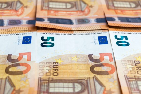 Meerdere biljetten van vijftig euro naast elkaar, symbool voor het fortuin van een topvoetbalster