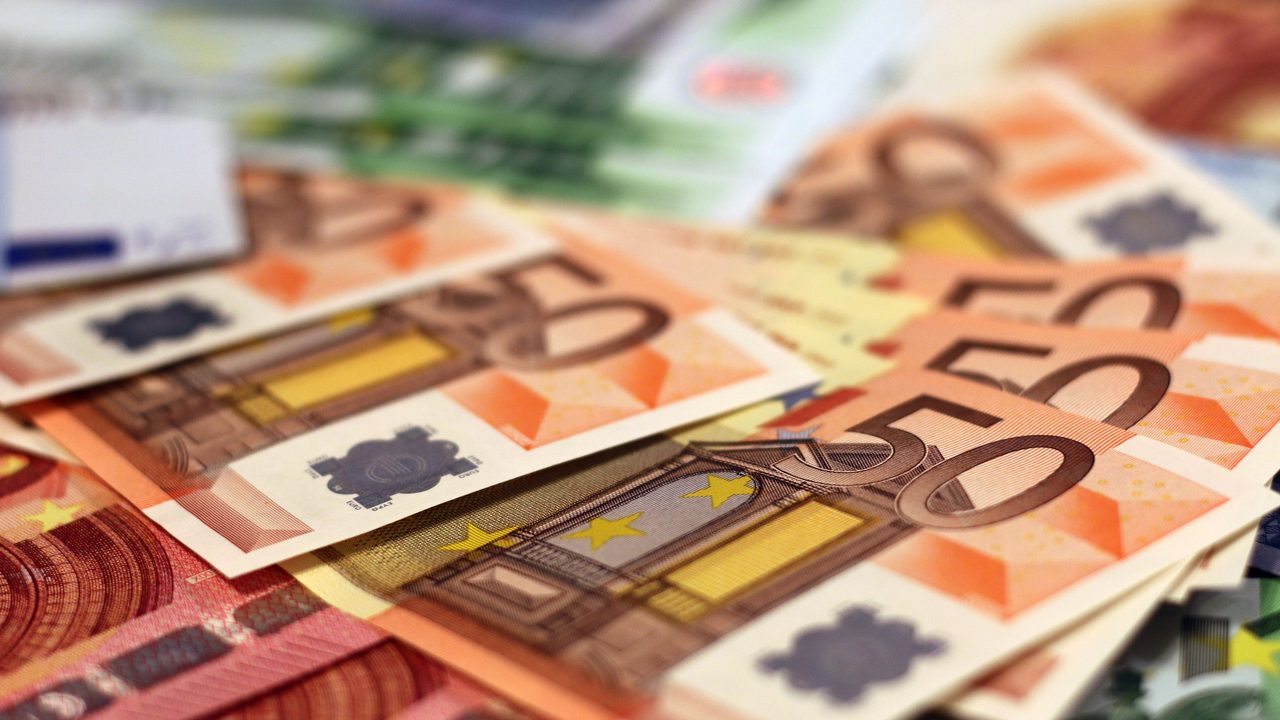 Stapel euro-bankbiljetten op een donkere achtergrond, symbool voor het vermogen en de verdiensten van een profvoetballer