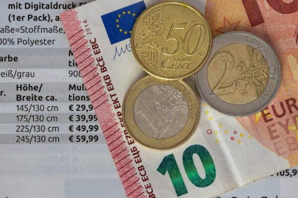 Eurobiljetten op een donkere ondergrond, symbool voor geld dat inzet werd van een rechtszaak