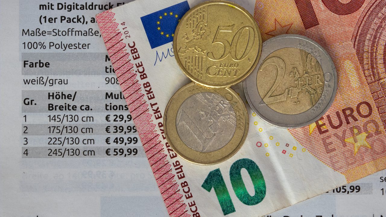 Eurobiljetten op een donkere ondergrond, symbool voor geld dat inzet werd van een rechtszaak