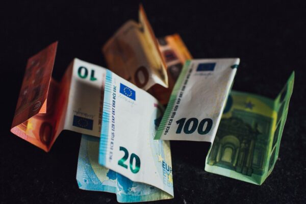 Diverse eurobiljetten op een donkere ondergrond, symbool voor een verdiend en verspeeld voetbalfortuin