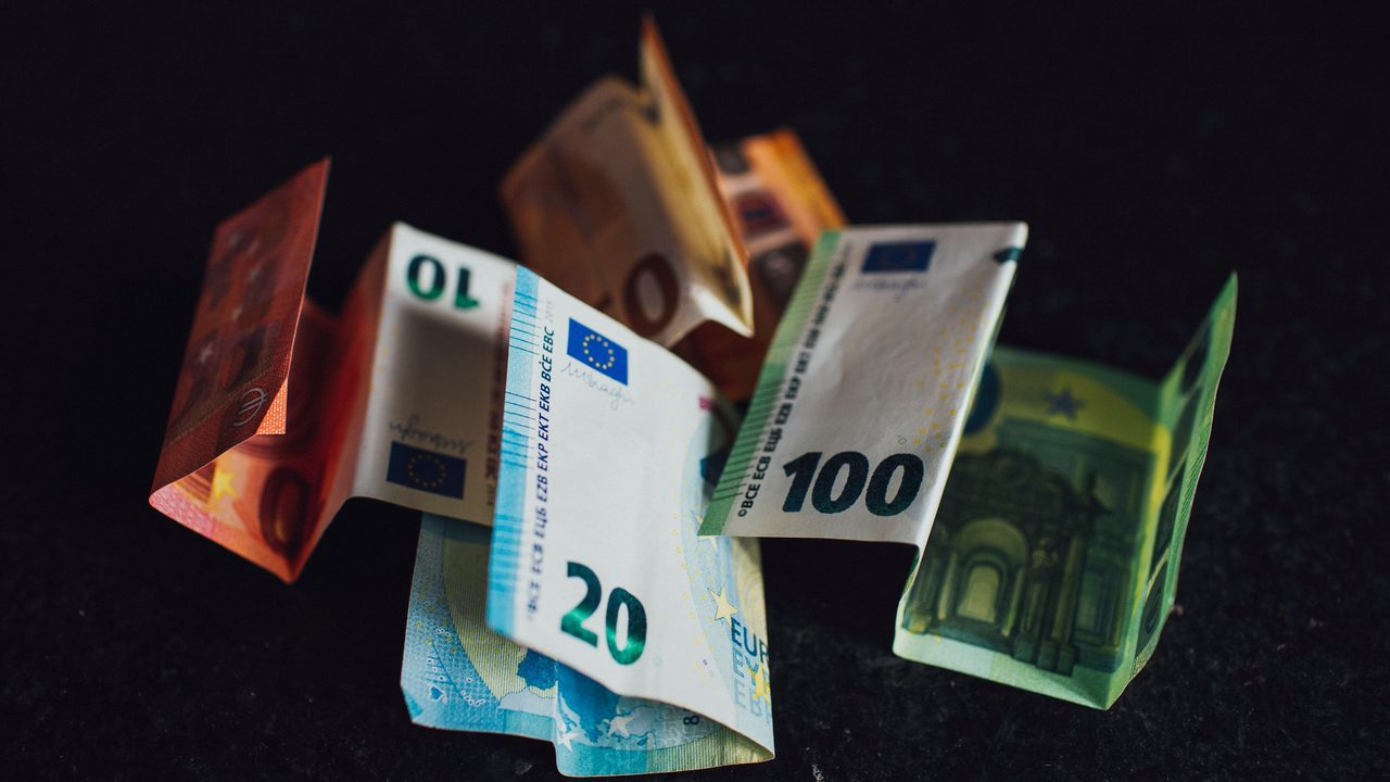 Diverse eurobiljetten op een donkere ondergrond, symbool voor een verdiend en verspeeld voetbalfortuin