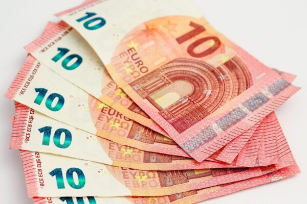 Uitgewaaierde biljetten van tien euro, symbool voor het fortuin van een voetballegende