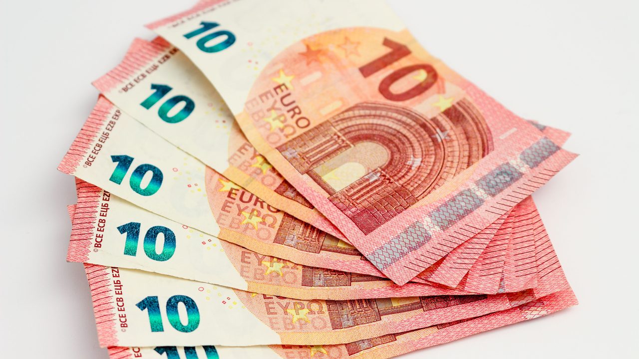 Uitgewaaierde biljetten van tien euro, symbool voor het fortuin van een voetballegende