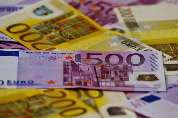 Biljetten van tweehonderd en vijfhonderd euro, symbool voor het fortuin van een bereisde voetballer