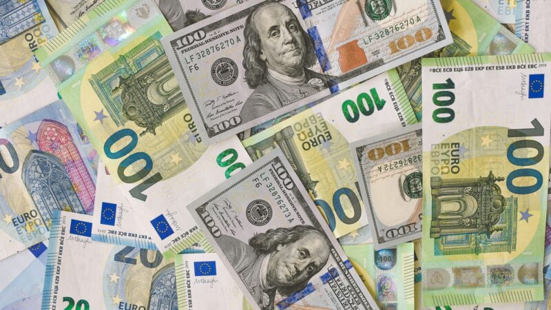 Een collage van euro- en dollarbiljetten van honderd, symbool voor het gezamenlijke fortuin van Nederlandse voetballers