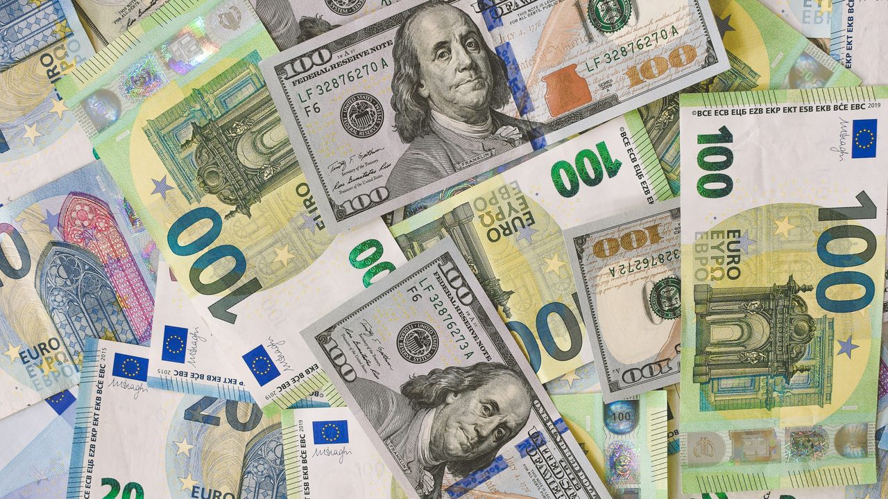 Een collage van euro- en dollarbiljetten van honderd, symbool voor het gezamenlijke fortuin van Nederlandse voetballers